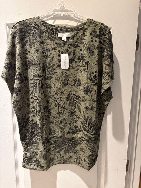 Christopher & Banks Tops - Christopher & Banks Olive Green Floral Knit Tee